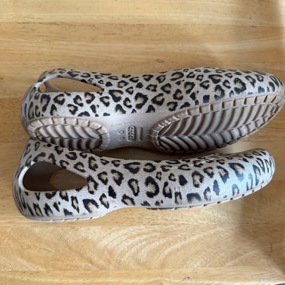 Crocs Kadee Ballet Flat Leopard Animal Print Sz 7 Slip On Work Comfort Casual - Picture 7 of 9
